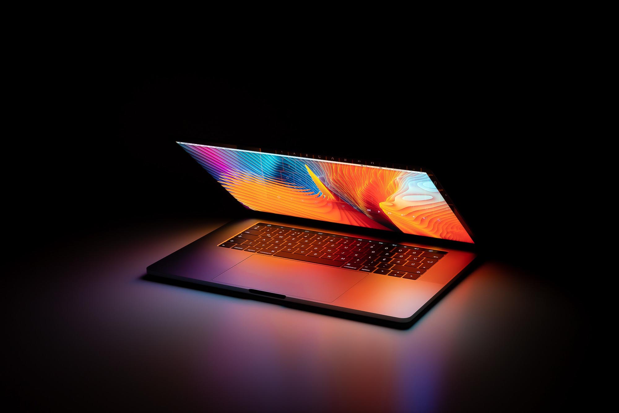 Laptop mit farbigem Hintergrund