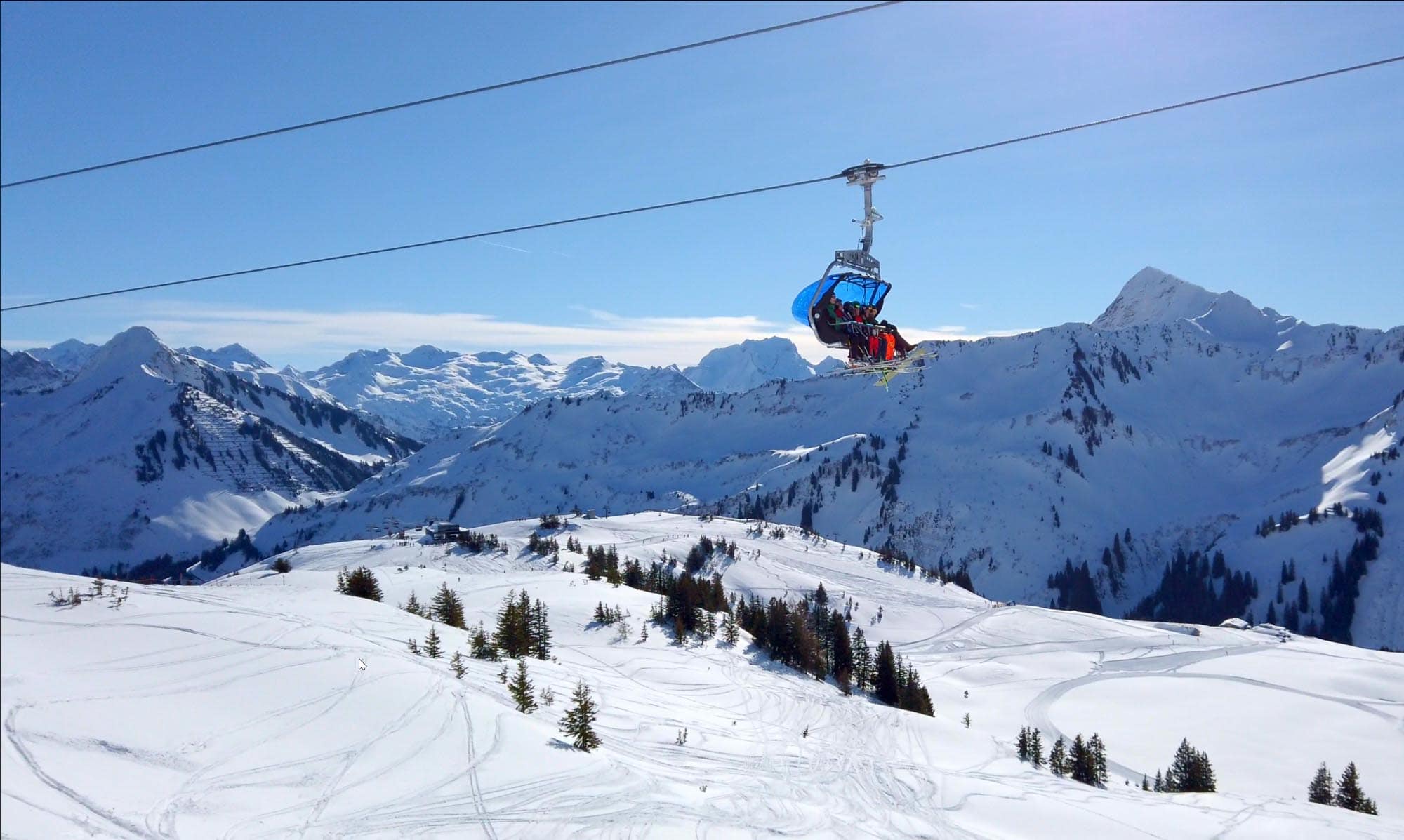 Foto von Skipisten in den Bergen mit Sessellift